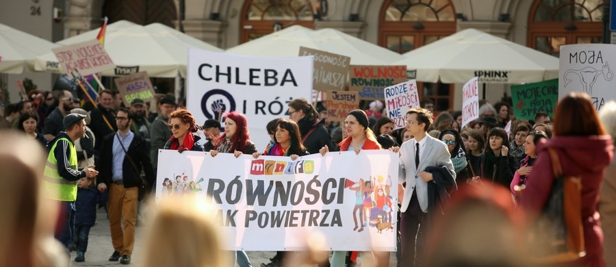 Pod hasłem „Równości jak powietrza” odbyła się 13. krakowska Manifa. Jej uczestnicy zwracali uwagę na dyskryminację kobiet i problem zanieczyszczonego powietrza. Manifestacji towarzyszyła kontrdemonstracja organizacji sprzeciwiających się aborcji.