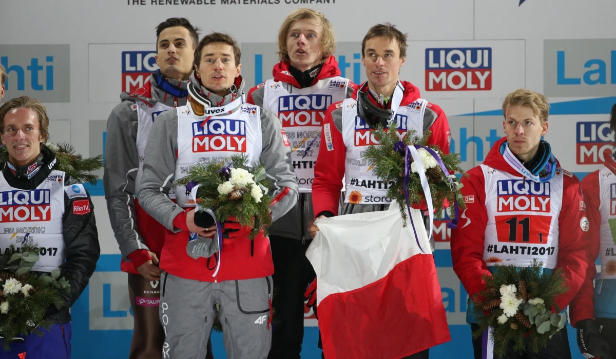Polacy wygrali drużynowy konkurs w skokach narciarskich mistrzostw świata w Lahti. Drugie miejsce zajęli Norwegowie, a trzecie Austriacy. 