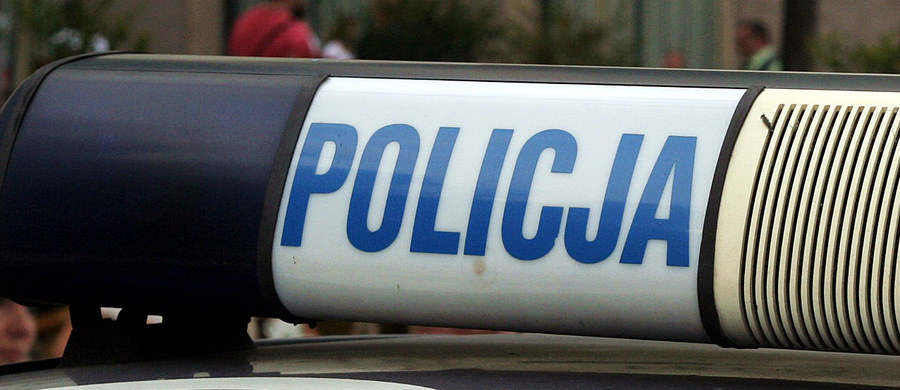 Policja ustala tożsamość kobiety, której ciało znaleziono w sobotę wczesnym popołudniem na Błoniach w Skawinie pod Krakowem. Makabrycznego odkrycia dokonali harcerze.