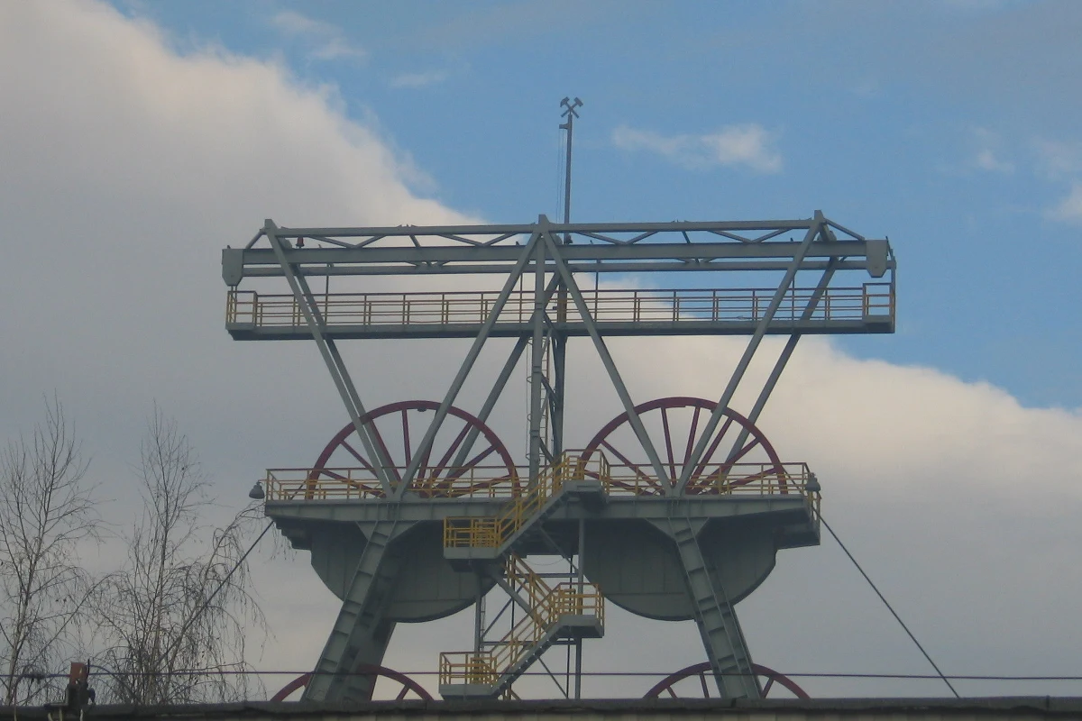 ​Ponad 1400 osób z kopalni Krupiński w Suszcu do końca miesiąca ma zostać przeniesionych do innych zakładów. Część z nich zdecydowała się na urlopy górnicze lub jednorazowe odprawy. Pod koniec marca przynosząca straty kopalnia Krupiński ma zostać przeniesiona do spółki restrukturyzacyjnej.