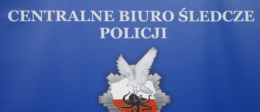 ​Kontrola w warszawskim zarządzie Centralnego Biura Śledczego Policji. To efekt śledztwa dotyczącego przekroczenia uprawnień przez policjantów w związku z likwidacją w lutym nielegalnej rozlewni perfum.
