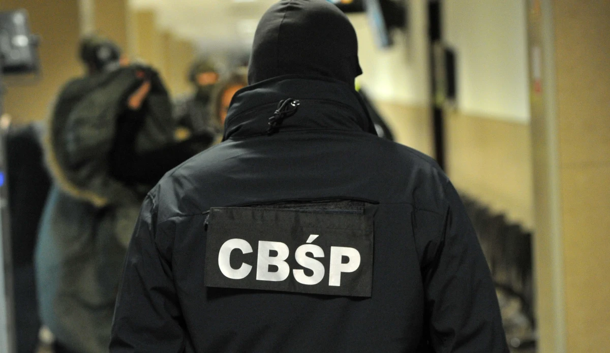 Sąd zdecydował o areszcie dla 2 funkcjonariuszy CBŚP podejrzanych o przekroczenie uprawnień w czasie akcji likwidowania największej w okolicach Warszawy nielegalnej rozlewni perfum. W sumie zarzuty usłyszało już 16 funkcjonariuszy, którzy sa podejrzani o przywłaszczenie części zabezpieczonych towarów. 