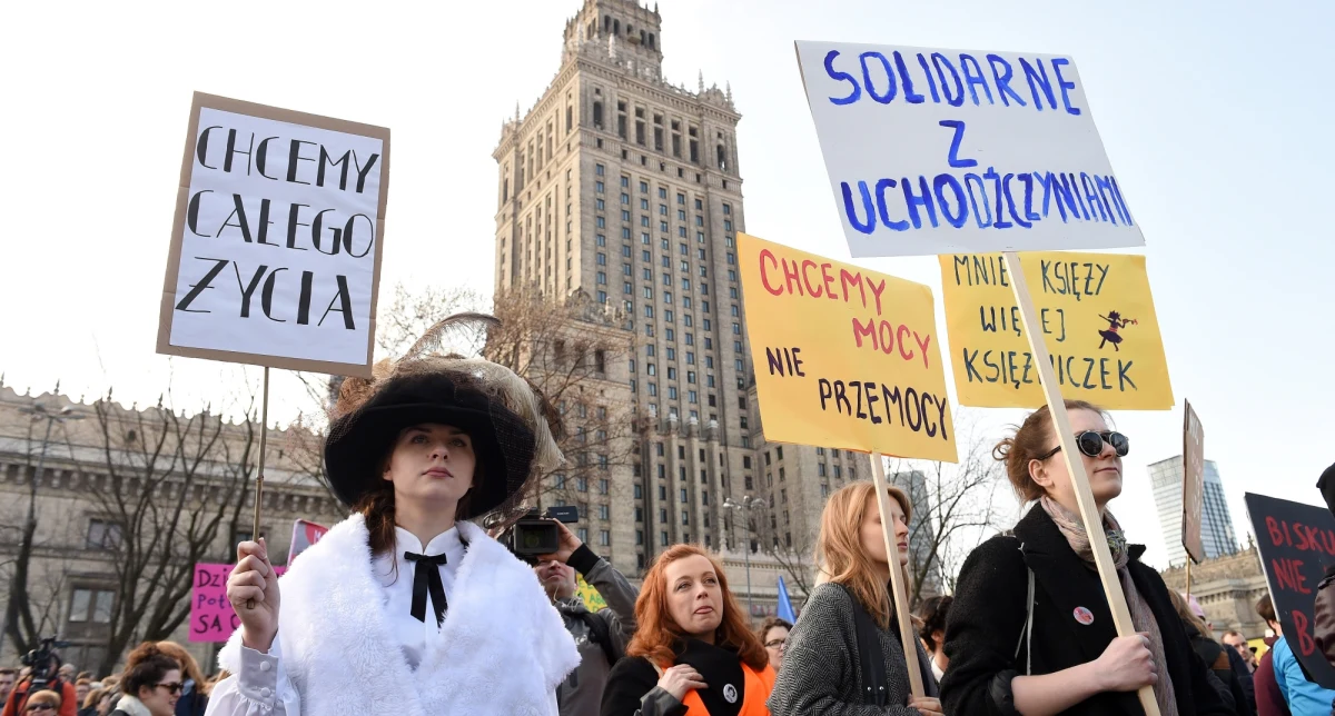 "Umiem gotować, zgotuję wam rewolucję", "Mniej księży, więcej księżniczek", "Dość wyzysku", "Aborcja na żądanie bez przepraszania" - to niektóre z haseł towarzyszących XVIII Warszawskiej Manifie, która w niedzielę przeszła przez centrum miasta. Głównym hasłem  było: "Przeciw przemocy władzy".