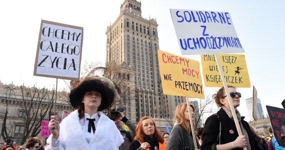 "Umiem gotować, zgotuję wam rewolucję", "Mniej księży, więcej księżniczek", "Dość wyzysku", "Aborcja na żądanie bez przepraszania" - to niektóre z haseł towarzyszących XVIII Warszawskiej Manifie, która w niedzielę przeszła przez centrum miasta. Głównym hasłem  było: "Przeciw przemocy władzy".