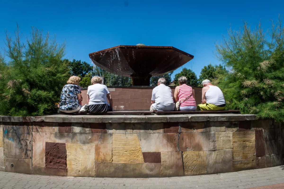 W tym roku z rynku pracy może odejść niemal pół miliona osób. To efekt obniżenia wieku emerytalnego. Problemy z dostępnością pracowników mogą mieć nie tylko przedsiębiorstwa, ale także urzędy publiczne - pisze "Rzeczpospolita".