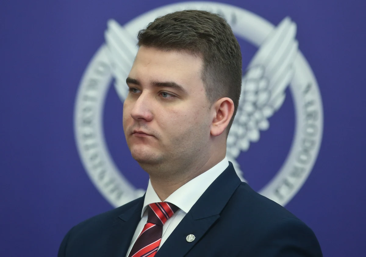Bartłomiej Misiewicz wraca do pracy w Ministerstwie Obrony Narodowej - ustalił "Super Express". Podwładny Antoniego Macierewicza przestanie pełnić funkcję rzecznika prasowego, ale pozostanie szefem gabinetu politycznego.