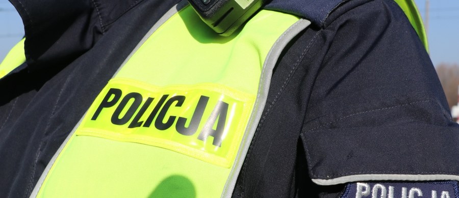 Akcja policji w powiecie skierniewickim w Łódzkiem. Funkcjonariusze szukają mężczyzny, który nad ranem uciekł im podczas kontroli na drodze S8.