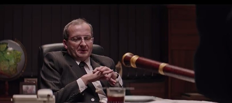 W siódmym odcinku "Ucha Prezesa" w gabinecie tytułowego bohatera pojawia się wyraźnie zestresowany marszałek. Prezesa niespodziewanie odwiedza również kuzyn-filmowiec. A pani Basia, która przygotowała specjalnie dla Prezesa bezę, znowu myli imię pana prezydenta.