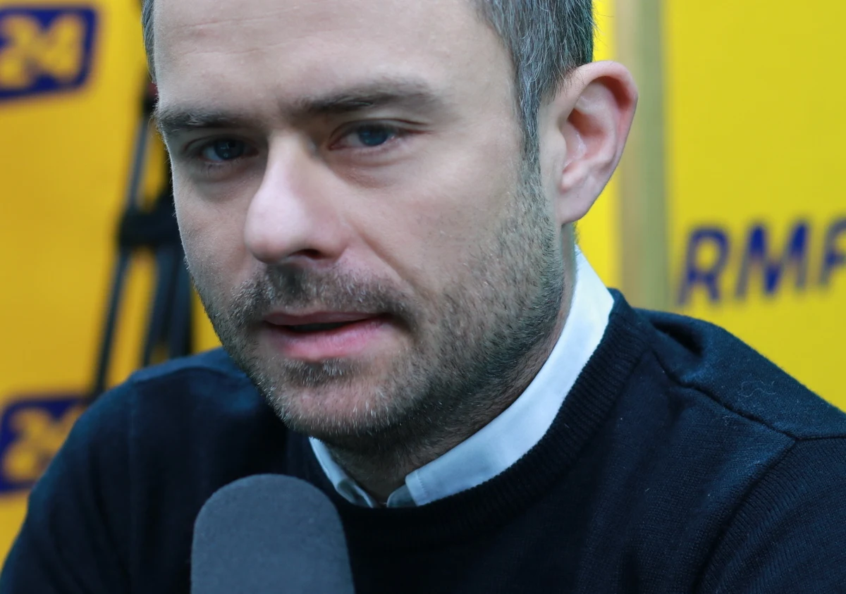 "Donald Tusk, gdyby wrócił do Polski, jest poważnym problem dla PiS. (…) Dlatego, że w opozycji nie ma kogoś, kto wyrasta na lidera. Donald Tusk na białym koniu wróci i będzie ten obóz jednoczył. (...) Tusk to wspomnienie lepszych czasów" – twierdzi gość Roberta Mazurka w Porannej rozmowie w RMF FM Adam Hofman pytany o to, co się stanie, jeśli Tusk przegra walkę o stanowisko szefa Rady Europejskiej. Rzecznik PiS podkreśla: „Gdyby Tusk wygrał (wyścig o fotel przewodniczącego RE - przyp. red.), byłoby gorzej - z punktu widzenia PiS. Donald Tusk nie mógł uzyskać poparcia tego obozu politycznego, nie jest w stanie prowadzić kohabitacji europejskiej". Jak były rzecznik PiS ocenia wystawienie kandydatury Jacka Saryusza-Wolskiego na szefa RE? " Ja to oceniam dobrze, polityka wróciła do polityki” - twierdzi Hofman.