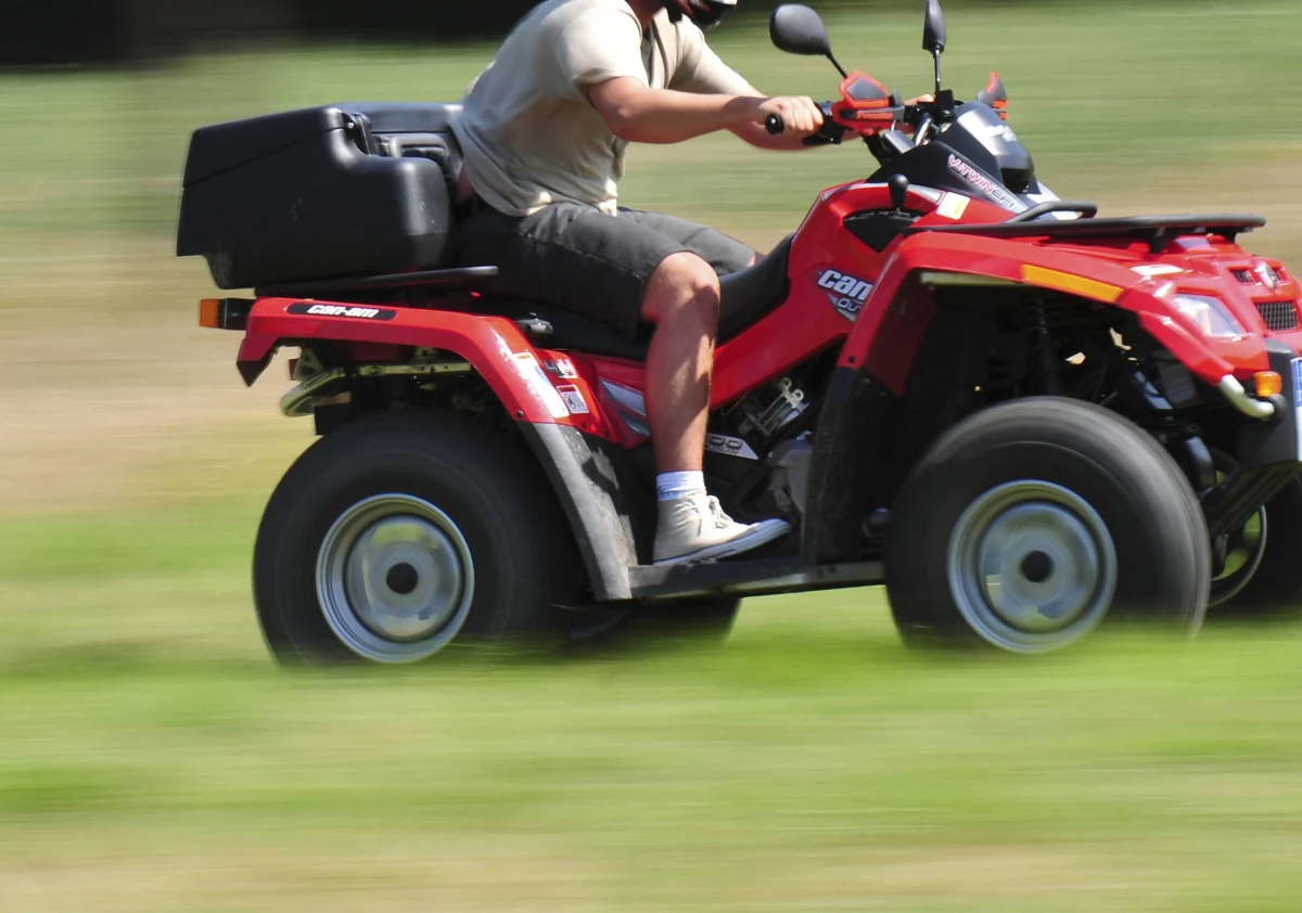 14-latek, który śmiertelnie potrącił quadem starszego mężczyznę, nie miał uprawnień i poruszał się najprawdopodobniej po drodze publicznej. To najnowsze ustalenia policji po wczorajszej tragedii w podkrakowskich Mogilanach. 