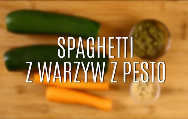 Jeśli uważacie, że jecie za mało warzyw, a za dużo makaronu, mamy dla was przepyszny sposób na odwrócenie proporcji! W parę chwil, przy użyciu zwykłej obieraczki możecie stworzyć przepyszne warzywne spaghetti. Z delikatnym pesto będzie świetną propozycją na obiad pełen witamin! Zobaczcie, jakie to proste!