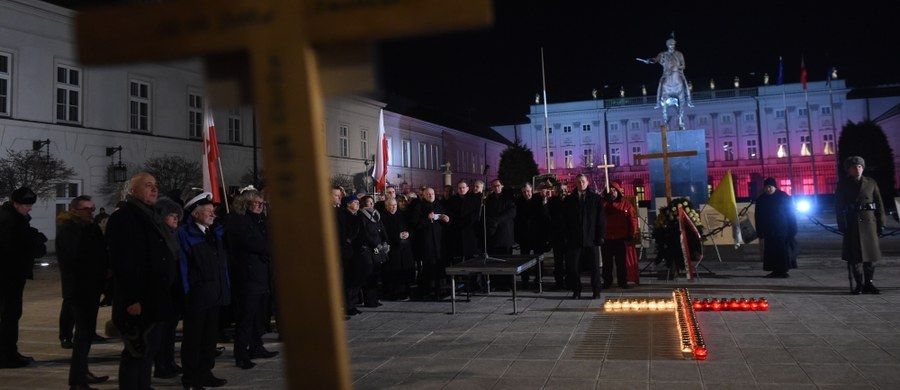 722 454,42 zł - dokładnie tyle zebrał Komitet Społeczny Budowy Pomników śp. Prezydenta RP Lecha Kaczyńskiego oraz Ofiar Tragedii Smoleńskiej 2010 roku podczas półrocznej zbiórki - dowiedział się reporter RMF FM Patryk Michalski. Monumenty mają stanąć w okolicach Pałacu Prezydenckiego na Krakowskim Przedmieściu w przyszłym roku.