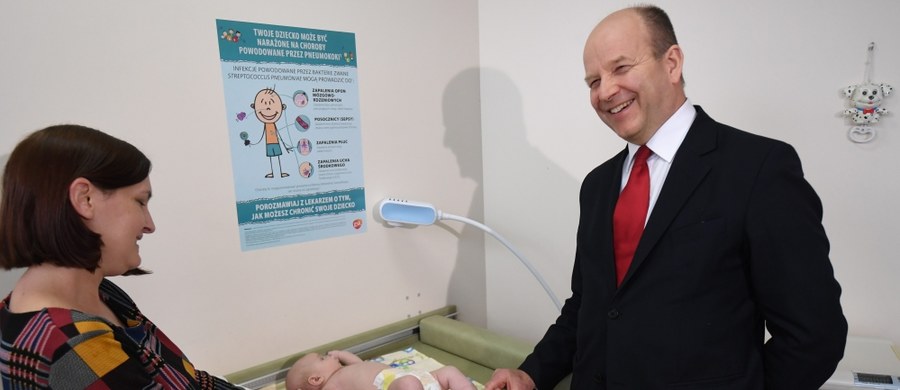 Od tego roku obowiązkiem szczepienia przeciwko pneumokokom objęte są wszystkie rodzące się dzieci; pierwsze z nich, które skończyły dwa miesiące, korzystają już tej szansy. To duży krok naprzód i nowa jakość – ocenił minister zdrowia Konstanty Radziwiłł.