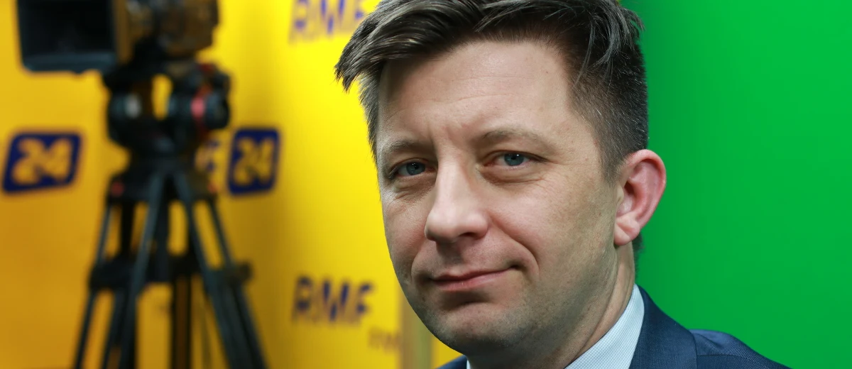 Bartłomiej Misiewicz jest pracownikiem MON, tutaj nic się nie zmieniło - mówił wiceminister obrony narodowej Michał Dworczyk w Popołudniowej rozmowie w RMF FM. "Jeśli chodzi o rzecznika prasowego - w tej chwili rolę pełni Centrum Operacyjne MON" - dodawał gość Marcina Zaborskiego. Nowy wiceszef MON, pytany o salutowanie Misiewiczowi, podkreślał: "absolutnie takie przypadki nie powinny mieć miejsca, ze względu na honor munduru Wojska Polskiego". "Oficerowie powinni salutować tylko osobom do tego uprawnionym" - zapewniał Dworczyk. Pytany o kandydaturę Jacka Saryusz-Wolskiego na szefa Rady Europejskiej, wiceszef MON stwierdził, że wydaje mu się, iż jest jeszcze na tyle dużo czasu, by dobrze przedstawić tę dobrze uzasadnioną kandydaturę. Dworczyk nie widzi problemu w tym, że Saryusz-Wolski nie jest ani byłym premierem, ani byłym prezydentem. "Saryusz-Wolski ma o wiele dłuższe doświadczenie działania na forum Unii Europejskiej niż Donald Tusk, ma olbrzymią wiedzę, nie jest wymagane, by był prezydentem lub premierem" - podkreślał Dworczyk. "Trzeba odpowiedzieć sobie na pytanie merytoryczne - czy Donald Tusk, który nie zapobiegł wyjściu Wielkiej Brytanii z Unii Europejskiej, nie udało mu się rozwiązać kryzysu imigracyjnego - czy taka osoba powinna nadal sprawować tę władzę?" - dodawał gość Marcina Zaborskiego.
