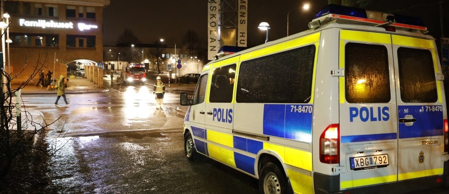​Nastolatkowie z dzielnicy Rinkeby w Sztokholmie powiedzieli reporterce duńskiej stacji radiowej, że ekipa rosyjskiej telewizji zaoferowała im pieniądze w zamian za "wywołanie akcji" przed kamerą - podaje The Local. Policja potwierdziła, że słyszała o takim zdarzeniu, jednak nie "komentuje plotek".