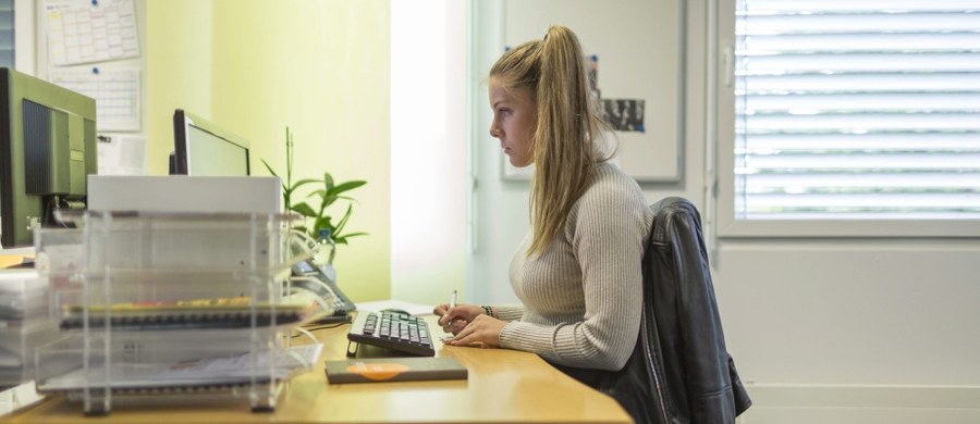 ​Prawie połowa osób zasiadających w Polsce na kierowniczych stanowiskach to kobiety - wynika z badania "Women in Business 2017". Nasz kraj znajduje się pod tym względem w światowej czołówce. Kobiety w Polsce zajmują 40 proc. najwyższych stanowisk w firmach (szefowie pionów i zarządy). Na świecie i w krajach Unii Europejskiej odsetek ten wynosi 25 proc.