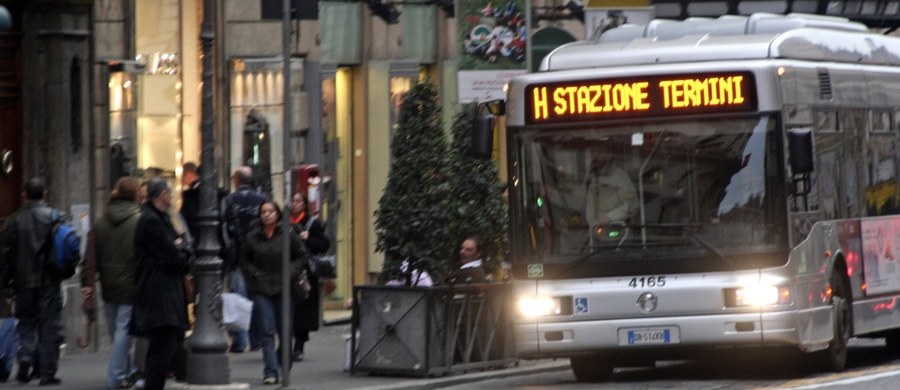 W Rzymie postanowiono zaostrzyć walkę z plagą jazdy komunikacją miejską bez biletu. W metrze zainstalowane zostaną nowe podwójne bramki kontrolne przy wejściu i wyjściu. Przygotowano też telewizyjną kampanię zachęcającą do kupowania biletów.O ofensywie przeciwko podróżującym na gapę poinformowały władze Wiecznego Miasta i zakładów komunikacji miejskiej.