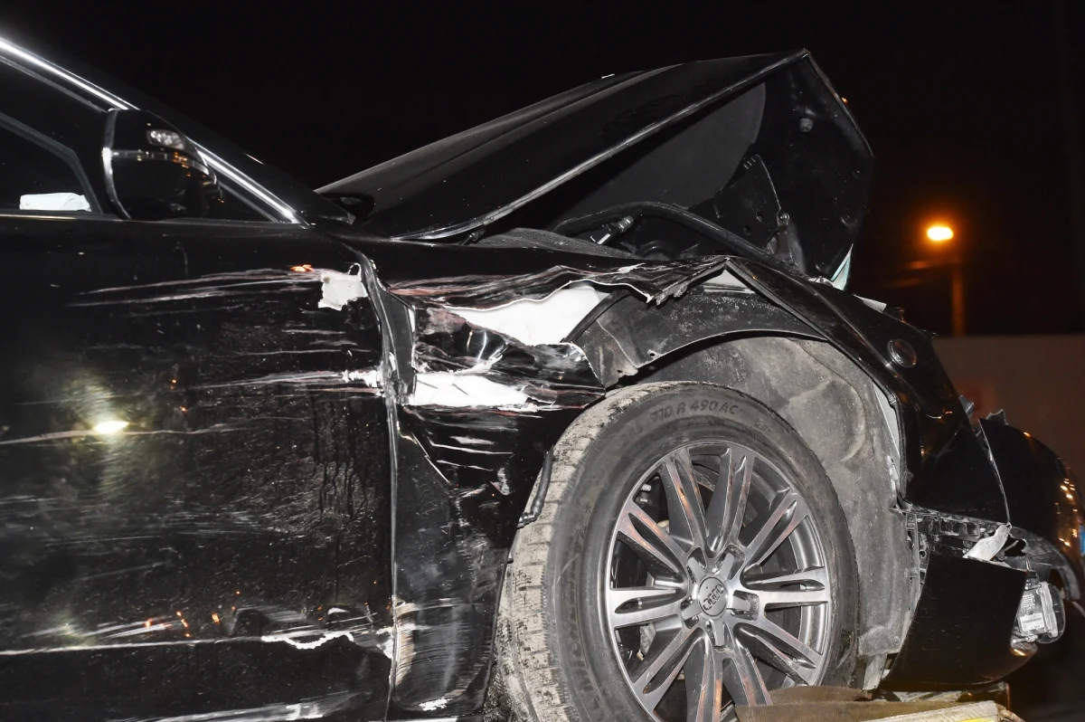 Udało się odczytać dane z rejestratorów obu aut jadących w kolumnie przed i za limuzyną premier Beaty Szydło, która 10 lutego miała wypadek w Oświęcimiu - dowiedzieli się dziennikarze RMF FM. Prędkość, z jaką poruszała się rządowa kolumna, będzie jednak ustalana nie poprzez zapisy z rejestratorów samochodów, ale dzięki analizie monitoringu z co najmniej 12 kamer, które zarejestrowały przejazd kolumny w różnych miejscach.