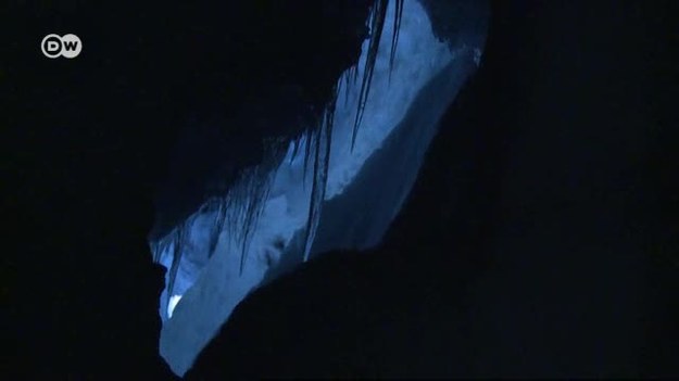 Drugi co do wielkości lodowiec Islandii, Langjökull - dotychczas można go było podziwiać jedynie z lotu ptaka. Lodowy olbrzym o długości 50 i szerokości 20 kilometrów zagrożony jest zmianami klimatycznymi. 


Tunel w lodowcu ma nie tylko pokazać piękno wnętrza lodowca, ale ostrzec przed niebezpieczeństwem, jakie mu grozi.