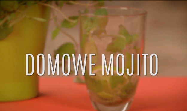 Mojito to jeden z tych drinków, który idealnie sprawdza się przez cały rok, choć może najlepszy jest w upalne letnie dni! Przyrządzony z białego rumu z solidną dawką świeżej mięty - to świetny sposób na orzeźwienie dla dorosłych. Zobaczcie, jak zrobić mojito w domu!