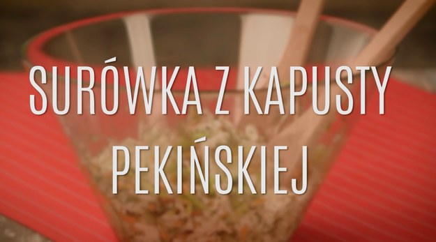 Kapusta pekińska, którą Polacy jedzą coraz chętniej, nadaje się nie tylko na bazę do ciężkich sałatek z majonezem, ale również na przygotowanie pysznej surówki do drugiego dania obiadu. Jest lekka i świetnie komponuje się z większością mięs. Zobaczcie nasz pomysł, jak przygotować taką surówkę z kapusty pekińskiej - będzie nie tylko zdrowa, ale również tania i smaczna!