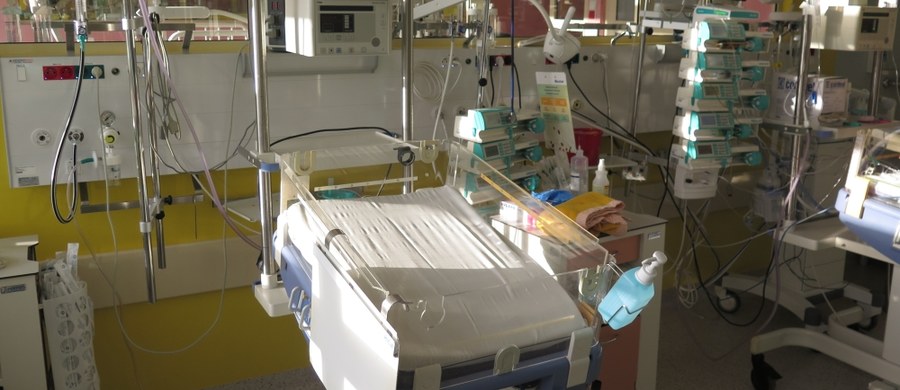 Zaledwie 74 szpitale z 424, w których są oddziały neonatologiczne, wyraziły chęć współpracy przy ustalaniu nowych taryf dla procedur neonatologicznych. Tymczasem placówkom zostały już tylko dwa dni na przekazanie Agencji Oceny Technologii Medycznych danych o kosztach tych procedur - a właśnie na podstawie tych informacji mają powstać nowe wyceny. Zaproponowane kilka tygodni temu taryfy były drastycznie obniżone - jak ujawniliśmy: nawet o 60 procent.