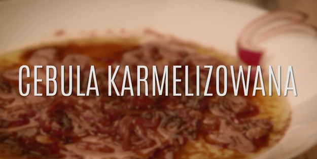 Cebula karmelizowana to genialny dodatek do wszystkich mięs, zapiekanek czy hamburgerów. To delikatny dodatek, który jest jakby cebulową konfiturą, pozbawionym ostrego, charakterystycznego smaku cebuli. Najlepiej przygotowywać ją z czerwonej cebuli - wtedy zyskuje od razu pięknej barwy. Zobaczcie, jak łatwo ją zrobić!