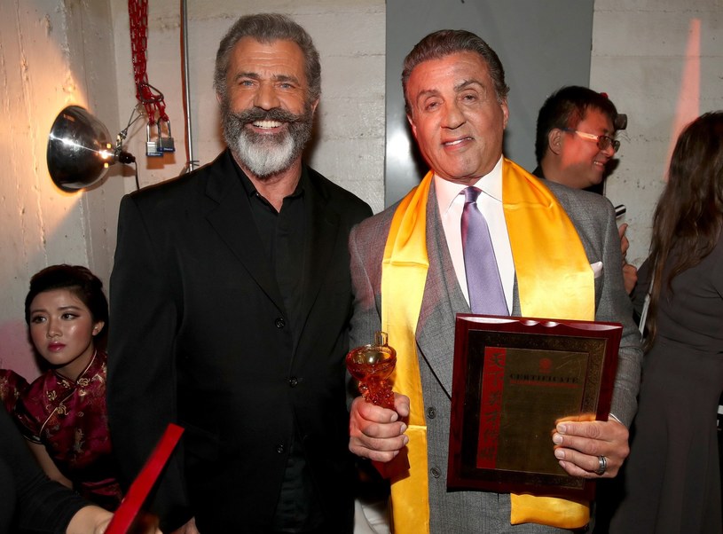 Po serii skandali i latach zawodowej posuchy Mel Gibson z przytupem wrócił do Hollywood. A to za sprawą sukcesu filmu "Przełęcz ocalonych", który wyreżyserował. W wyjściu z impasu pomógł Gibsonowi m.in. Sylvester Stallone, który podzielił się z nim pewną życiową radą.