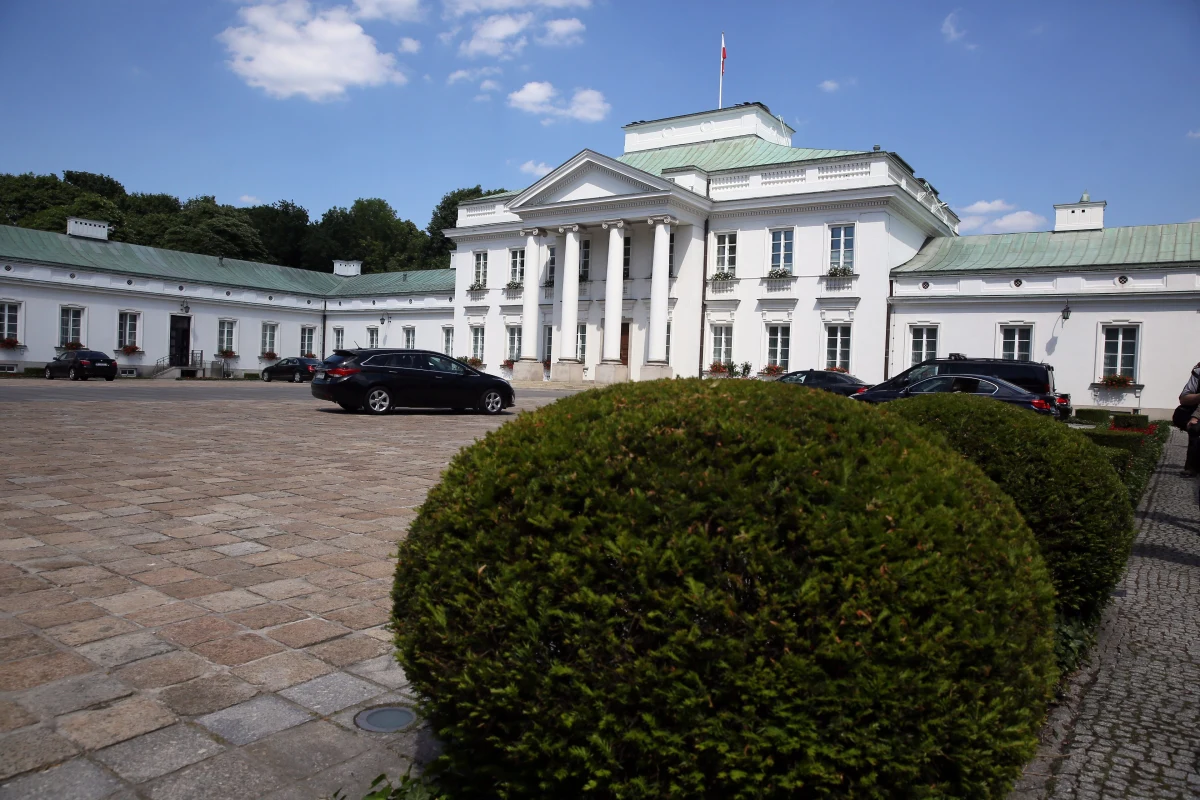 Zarzuty naruszenia prawa lotniczego usłyszał Łotysz, który sterował dronem nad Belwederem i kancelarią premiera - dowiedział się reporter RMF FM Krzysztof Zasada. Mężczyzna został zatrzymany w sobotę przez funkcjonariuszy Biura Ochrony Rządu. Sprawę badała też Agencja Bezpieczeństwa Wewnętrznego. 