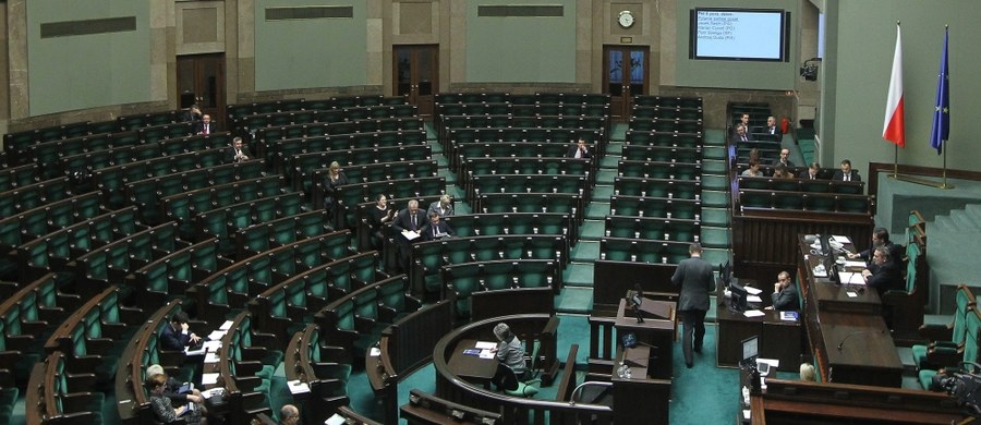 Marszałek Sejmu obniży wynagrodzenie posłom Platformy Obywatelskiej za brak udziału w głosowaniach na pierwszym styczniowym posiedzeniu po grudniowym proteście - dowiedział się reporter RMF FM. Każdy z posłów straci około tysiąca złotych - wynika z wyliczeń na podstawie artykułu regulaminu Sejmu. "To próba szykanowania posłów" - twierdzi Sławomir Neumann (PO). 