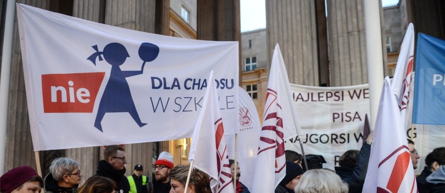 Ok. 100 osób - nauczyciele, rodzice, związkowcy i politycy - pikietowało przed siedzibą MEN. Protestujący domagali się "natychmiastowego zatrzymania" reformy edukacji i zapowiadali strajki - 10 marca rodzicielski i 31 marca nauczycielski.