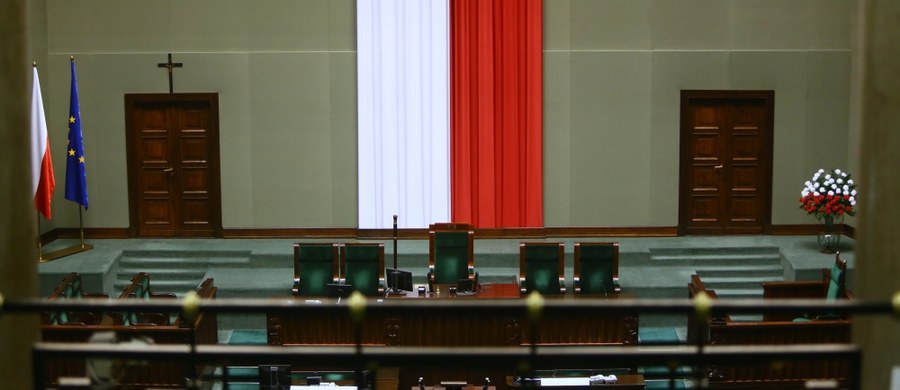 ​Sejm rozpoczyna dziś trzydniowe posiedzenie. Zajmie się na nim między innymi poprawkami Senatu do ustawy o komisji weryfikacyjnej badającej reprywatyzację w stolicy. Niewykluczone, że w porządku obrad znajdzie się też projekt PiS nowelizacji ustawy o ochronie przyrody dotyczący wycinki drzew.