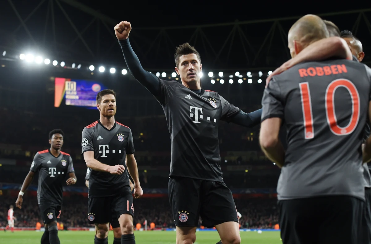 Robert Lewandowski zdobył bramkę, a jego Bayern Monachium pewnie pokonał w Londynie Arsenal 5:1 (w dwumeczu 10:2) i awansował do ćwierćfinału piłkarskiej Ligi Mistrzów. Real Madryt wygrał z Napoli 3:1 (w dwumeczu 6:2) i również zagra w kolejnej rundzie.