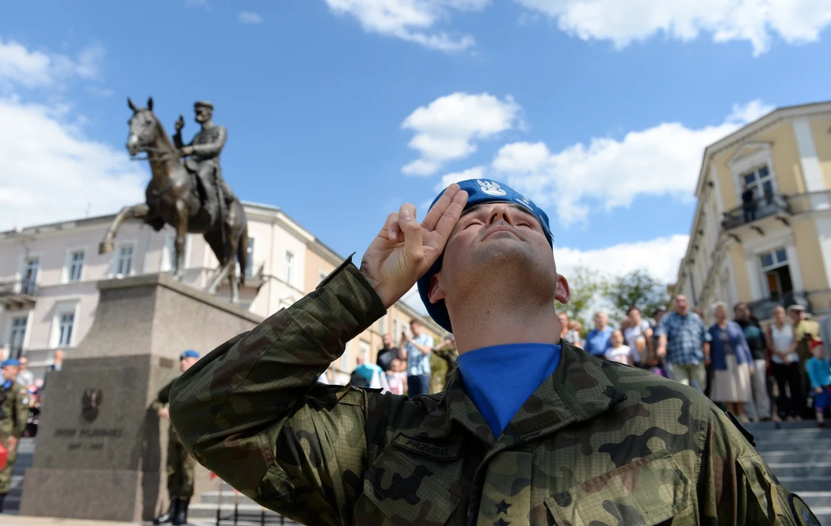 Nie tak dawno pisałem tutaj, że obchody 100. rocznicy odzyskania przez Polskę niepodległości powinny zacząć się w Krakowie, bo nie byłoby 11 listopada 1918 roku bez 6 sierpnia 1914 roku, ta druga data kojarzy się zaś głównie z Oleandrami, z których wczesnym rankiem tego dnia wymaszerowała na rozkaz Józefa Piłsudskiego Pierwsza Kompania Kadrowa, by po obaleniu słupów granicznych między zaborem austriackim i rosyjskim obok komory celnej w Michałowicach obrać kierunek na Kielce.