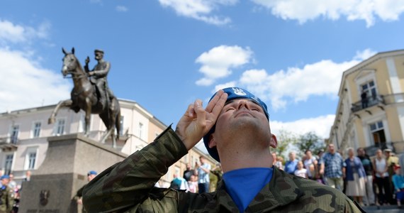 Nie tak dawno pisałem tutaj, że obchody 100. rocznicy odzyskania przez Polskę niepodległości powinny zacząć się w Krakowie, bo nie byłoby 11 listopada 1918 roku bez 6 sierpnia 1914 roku, ta druga data kojarzy się zaś głównie z Oleandrami, z których wczesnym rankiem tego dnia wymaszerowała na rozkaz Józefa Piłsudskiego Pierwsza Kompania Kadrowa, by po obaleniu słupów granicznych między zaborem austriackim i rosyjskim obok komory celnej w Michałowicach obrać kierunek na Kielce.