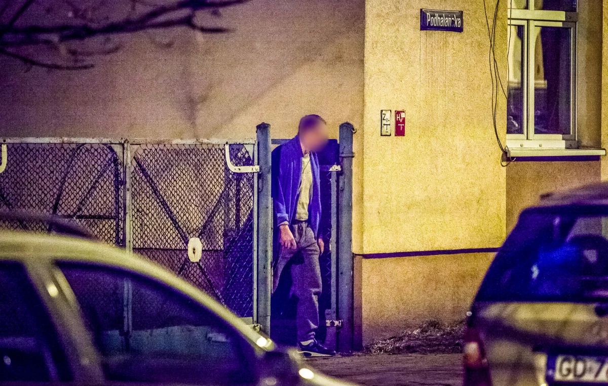 Najwcześniej po południu przesłuchany zostanie 46-latek z Bydgoszczy, który wczoraj po rodzinnej awanturze, zabarykadował się w mieszkaniu przy ulicy Podhalańskiej. Groził wysadzeniem kamienicy. Chciał do tego użyć butli z gazem. Zgłaszająca interwencję kobieta złożyła zawiadomienie o znęcaniu się przez mężczyznę nad rodziną. 
