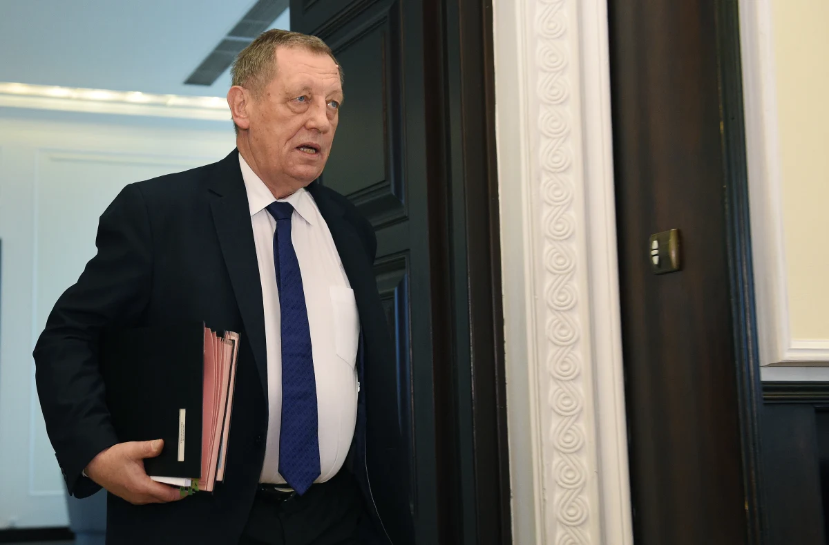 Minister środowiska Jan Szyszko sadził drzewa, zanim to było jeszcze modne. Będzie sadził także, kiedy to już przestanie być modne - powiedział rzecznik resortu Paweł Mucha. Według niego minister może być brany za wzór, jeśli chodzi o zarządzenie lasami.