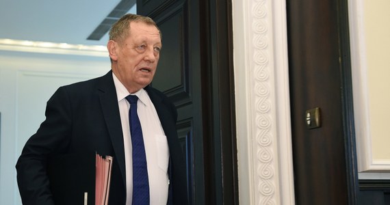 Minister środowiska Jan Szyszko sadził drzewa, zanim to było jeszcze modne. Będzie sadził także, kiedy to już przestanie być modne - powiedział rzecznik resortu Paweł Mucha. Według niego minister może być brany za wzór, jeśli chodzi o zarządzenie lasami.