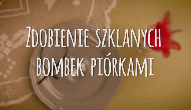 Szklane bombki, niegdyś bardzo popularne, nie muszą być nudne w swoim wyglądzie. Wystarczy, że udekorujecie je drobnostkami - w ten sposób będą się prezentowały o wiele ciekawiej! Tym razem wersja z piórkami!