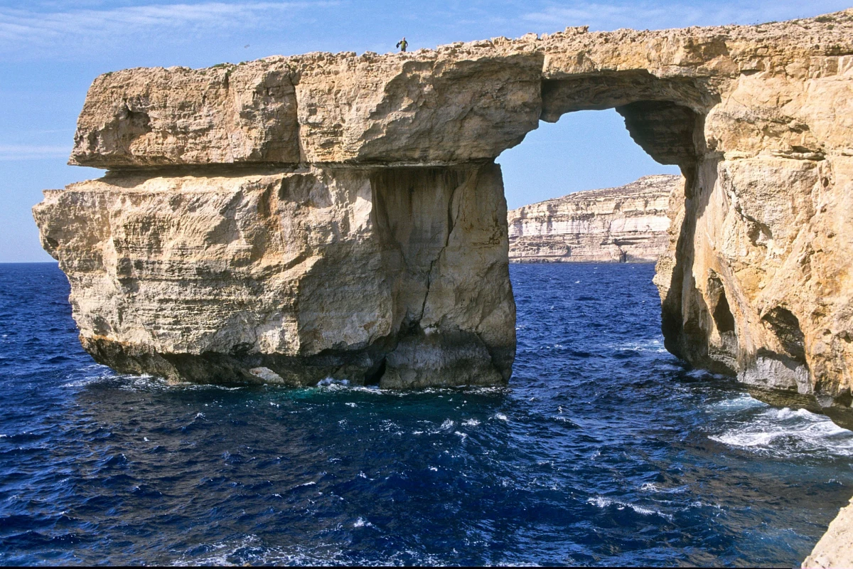 "To wiadomość łamiąca serce" - tak premier Malty Joseph Muscat skomentował na Twitterze bezpowrotne zniknięcie jednego z symboli tego kraju. Chodzi o "Lazurowe Okno" (Azure Window) - charakterystyczny skalny most na wyspie Gozo, który runął do morza na skutek sztormu. 
