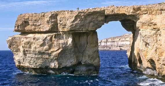 "To wiadomość łamiąca serce" - tak premier Malty Joseph Muscat skomentował na Twitterze bezpowrotne zniknięcie jednego z symboli tego kraju. Chodzi o "Lazurowe Okno" (Azure Window) - charakterystyczny skalny most na wyspie Gozo, który runął do morza na skutek sztormu. 