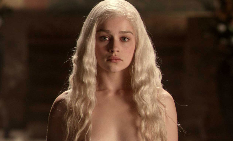 Emilia Clarke przyznała, że ma już dość rozmów na temat nagich scen w serialu "Gra o tron". W 2017 roku aktorka powróci jako Daenerys Targaryen w siódmym sezonie show HBO.