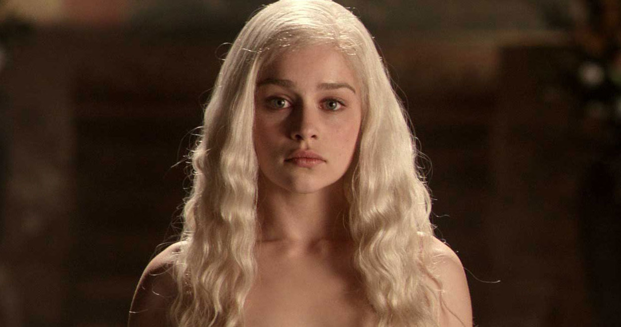 Emilia Clarke przyznała, że ma już dość rozmów na temat nagich scen w serialu "Gra o tron". W 2017 roku aktorka powróci jako Daenerys Targaryen w siódmym sezonie show HBO.