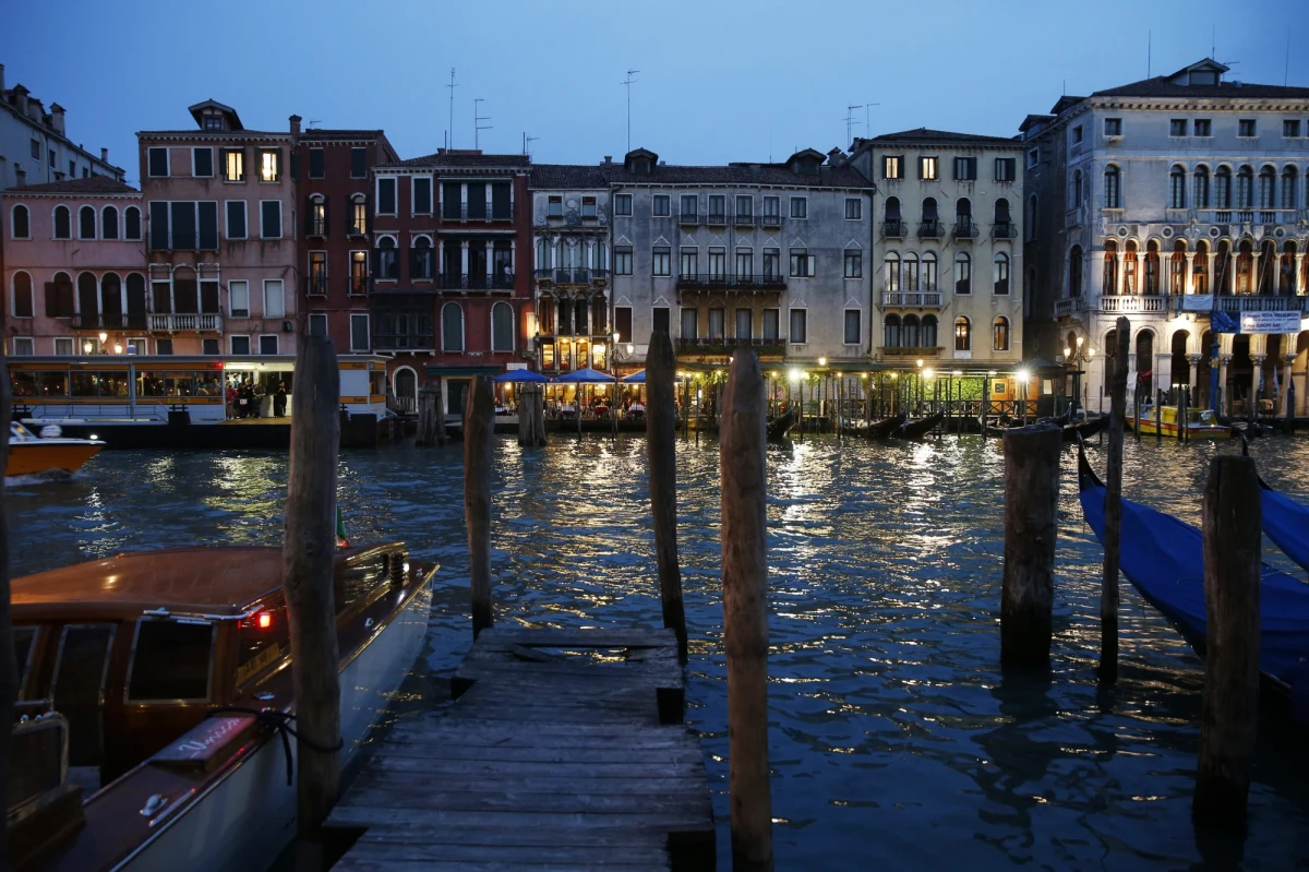 Nad Canal Grande w Wenecji utrzymuje się taki smog, jak w tunelu autostrady - stwierdziła niemiecka organizacja pozarządowa Nabu, a wyniki jej pomiarów przedstawił wenecki komitet przeciwników wielkich statków. Nie chcą oni, aby wycieczkowce wpływały do miasta.