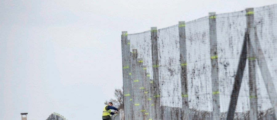 Migranci usiłujący dostać się na Węgry są systematycznie nękani przez  węgierskich policjantów – oceniła organizacja Lekarze bez Granic (MSF). "Wydaje się, że nie chodzi o zarzuty wobec jednego czy dwóch policjantów, tylko o coś systematycznego, zorganizowanego i rutynowego" – oświadczył dyrektor generalny MSF Christopher Stokes w rozmowie z agencją AFP.