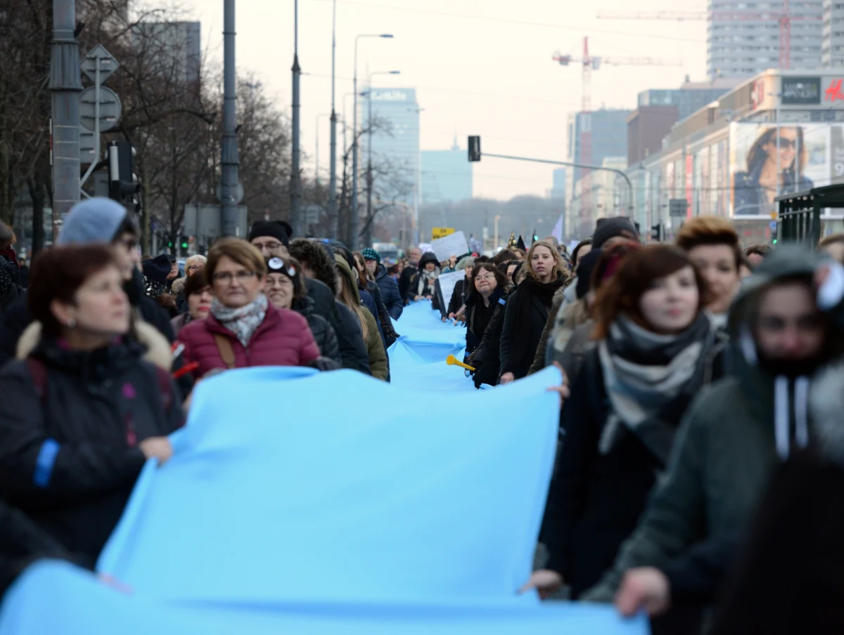 Niebieską wstęgę symbolizującą protest przeciw przemocy wobec kobiet zanieśli pod Pałac Prezydencki uczestnicy środowej manifestacji w ramach Strajku Kobiet. Uczestnicy zgromadzenia skandowali m.in. "Stop przemocy wobec kobiet" i "Solidarność jest kobietą".
