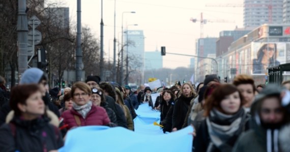 Niebieską wstęgę symbolizującą protest przeciw przemocy wobec kobiet zanieśli pod Pałac Prezydencki uczestnicy środowej manifestacji w ramach Strajku Kobiet. Uczestnicy zgromadzenia skandowali m.in. "Stop przemocy wobec kobiet" i "Solidarność jest kobietą".