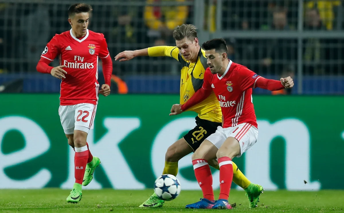 Łukasz Piszczek rozegrał cały mecz i miał asystę w barwach Borussii Dortmund z Benficą Lizbona (4:0), a Grzegorz Krychowiak wszedł na plac gry w końcowych minutach meczu Paris Saint-Germain z Barceloną (1:6) w 1/8 finału piłkarskiej Ligi Mistrzów.