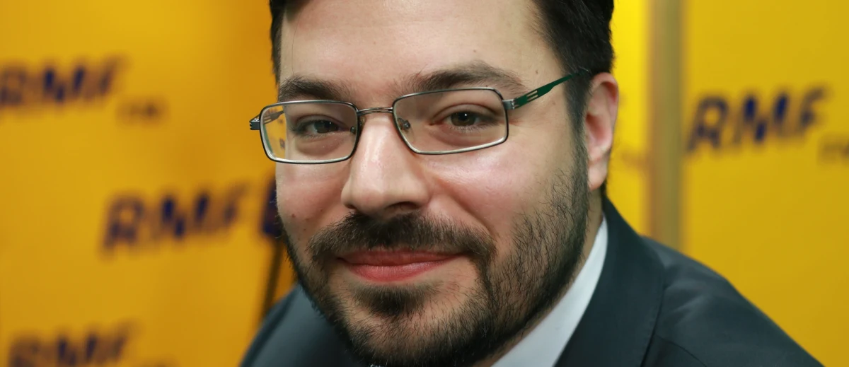 "Donald Tusk szkodzi interesom Polski i Europy. Jest złą osobą na stanowisku przewodniczącego Rady Europy" - powiedział w Porannej rozmowie w RMF FM Stanisław Tyszka. Wicemarszałek Sejmu dodał, że ruch niewspierania Tuska jest dobry, ale za późny. "Jest niezrozumiały dla naszych partnerów europejskich" - podkreślił gość Roberta Mazurka dodając, że partie - PO i PiS - postrzegają politykę jako serię wydarzeń PR-owych, natomiast nie myślą w kategoriach strategii. "Cała ta awantura przyniesie Polsce tylko i wyłącznie straty, straty wizerunkowe" - to słowa Stanisława Tyszki, który w Porannej rozmowie mówił także o Jacku Saryusz-Wolskim jako o kandydacie "wyciągniętym z kapelusza". "To nie jest poważna polityka" - powiedział poseł Kukiz'15.