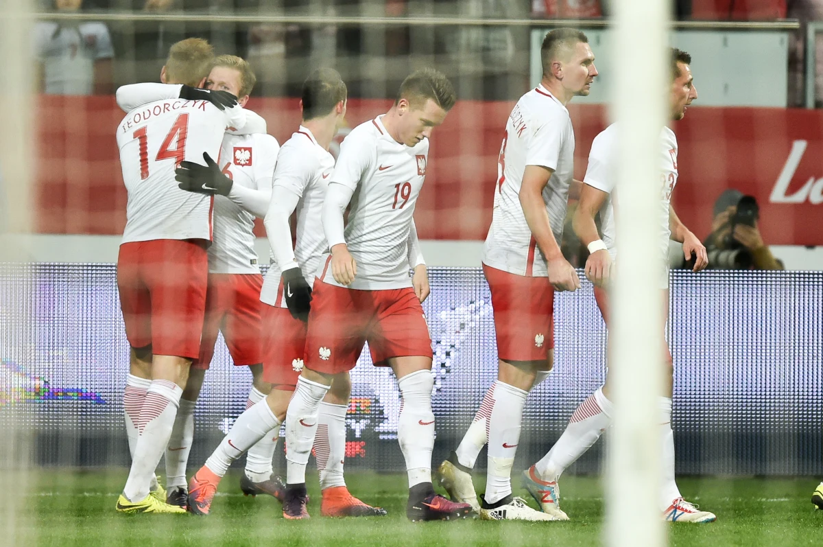 Na 12. miejsce awansowała w rankingu FIFA piłkarska reprezentacja Polski - tak wysoko nie była sklasyfikowana nigdy wcześniej! Również po raz pierwszy w historii biało-czerwoni wyprzedzili Anglików, którzy spadli z 13. na 14. pozycję. Do zmian nie doszło natomiast na szczycie zestawienia.